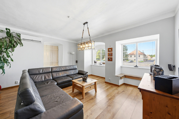 Prodej domu 304 m², Vroutek