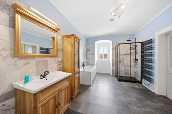 Prodej domu 304 m², Vroutek