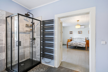 Prodej domu 304 m², Vroutek