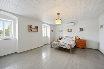 Prodej domu 304 m², Vroutek