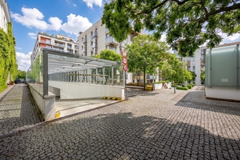 Vjezd do garáží - Prodej bytu 3+kk v osobním vlastnictví 83 m², Praha 10 - Vinohrady