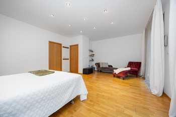 Ložnice v "patře" bytu - Prodej bytu 3+kk v osobním vlastnictví 83 m², Praha 10 - Vinohrady