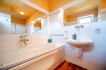 Koupelna 2 - Prodej domu 412 m², Doksy