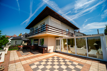 Prostorná terasa - Prodej domu 412 m², Doksy