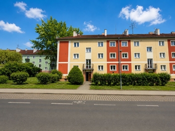 Pohled na dům - Pronájem bytu 1+1 v osobním vlastnictví 36 m², Roudnice nad Labem 