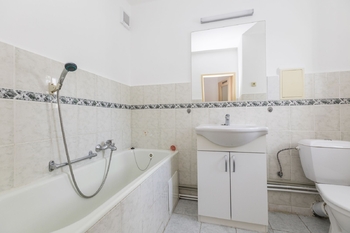 Koupelna - Pronájem bytu 1+1 v osobním vlastnictví 36 m², Roudnice nad Labem