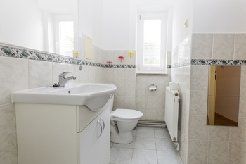 Koupelna - Pronájem bytu 1+1 v osobním vlastnictví 36 m², Roudnice nad Labem