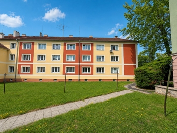 Pohled na dům - Pronájem bytu 1+1 v osobním vlastnictví 36 m², Roudnice nad Labem