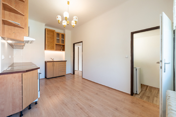kuchyň se spíží - Pronájem bytu 2+1 v osobním vlastnictví 72 m², Vsetín