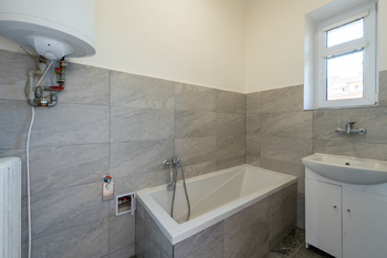 koupelna s vanou a umyvadlem - Pronájem bytu 2+1 v osobním vlastnictví 72 m², Vsetín