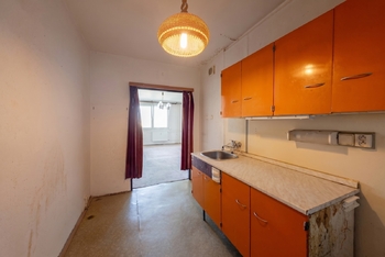 Kuchyň s průhledem do obýváku - Prodej bytu 3+kk v osobním vlastnictví 62 m², Praha 4 - Chodov
