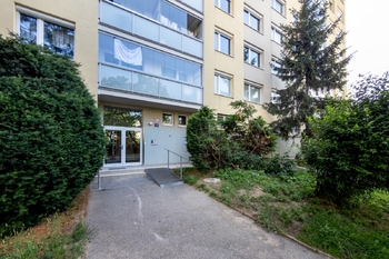 Pohled na vchod domu - Prodej bytu 3+kk v osobním vlastnictví 62 m², Praha 4 - Chodov