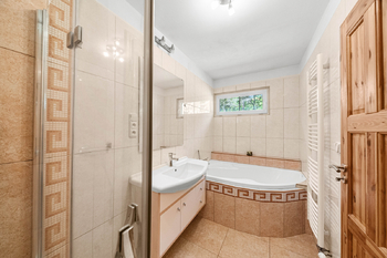 koupelna s vanou a sprchovým koutem - Prodej ubytovacího zařízení 300 m², Dačice