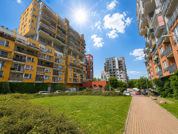 Venkovní pohled na dům - Pronájem bytu 3+kk v osobním vlastnictví 126 m², Praha 9 - Vysočany
