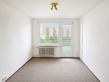 Obývací pokoj s francouzským oknem - Pronájem bytu 2+kk v osobním vlastnictví 47 m², Praha 8 - Kobylisy