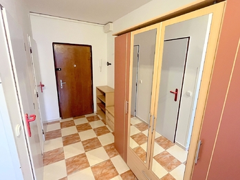 Předsíň se šatní skříní - Pronájem bytu 2+kk v osobním vlastnictví 47 m², Praha 8 - Kobylisy