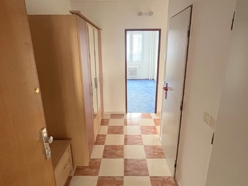 Předsíň se šatní skříní - Pronájem bytu 2+kk v osobním vlastnictví 47 m², Praha 8 - Kobylisy