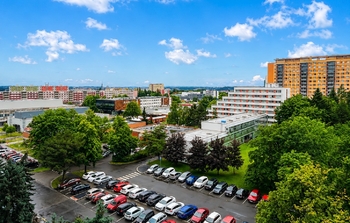 Výhled z obytných místností - Pronájem bytu 2+kk v osobním vlastnictví 47 m², Praha 8 - Kobylisy