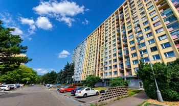 Pohled na bytový dům - Pronájem bytu 2+kk v osobním vlastnictví 47 m², Praha 8 - Kobylisy 