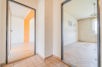 venkovní chodba - Prodej bytu 3+1 v osobním vlastnictví 70 m², Kladno