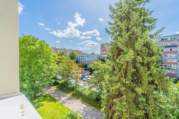 Pohled z okna - Prodej bytu 3+1 v osobním vlastnictví 70 m², Kladno