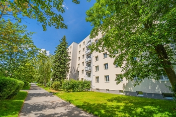 Pohled na dům - Prodej bytu 3+1 v osobním vlastnictví 70 m², Kladno 