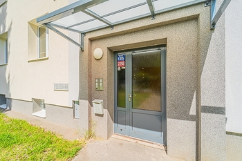 Vchod - Prodej bytu 3+1 v osobním vlastnictví 70 m², Kladno