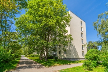 Pohled na dům - Prodej bytu 3+1 v osobním vlastnictví 70 m², Kladno