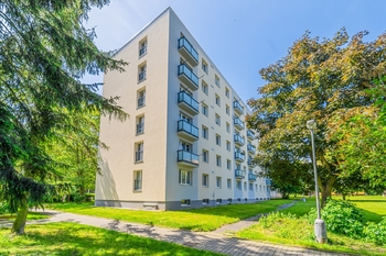 Pohled na dům - Prodej bytu 3+1 v osobním vlastnictví 70 m², Kladno