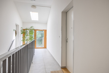Společná chodba - Prodej bytu 3+kk v osobním vlastnictví 120 m², Praha 6 - Suchdol