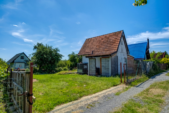 Pohled na chatu z příjezdové cesty - Prodej chaty / chalupy 37 m², Praha 5 - Velká Chuchle