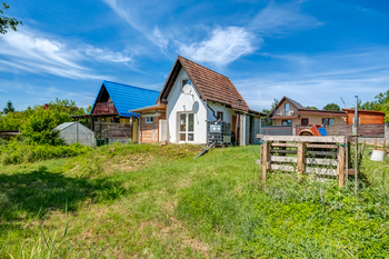 Pohled na chatu ze zahrady - Prodej chaty / chalupy 37 m², Praha 5 - Velká Chuchle