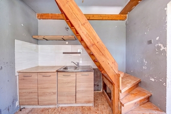 Schody vedoucí do podkroví - Prodej chaty / chalupy 37 m², Praha 5 - Velká Chuchle