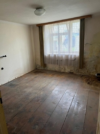 Pokoj ve vedlejší budově - Prodej domu 175 m², Drysice