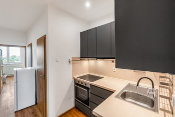 kuchyně - Pronájem bytu 2+1 v osobním vlastnictví 50 m², Praha 10 - Strašnice