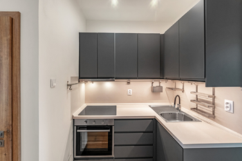 kuchyňská linka - Pronájem bytu 2+1 v osobním vlastnictví 50 m², Praha 10 - Strašnice
