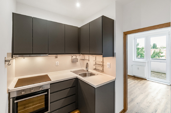 kuchyňská linka - Pronájem bytu 2+1 v osobním vlastnictví 50 m², Praha 10 - Strašnice