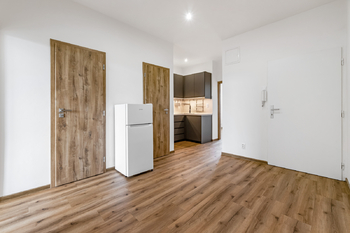vstup do bytu - Pronájem bytu 2+1 v osobním vlastnictví 50 m², Praha 10 - Strašnice 