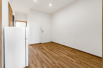 vstup do bytu - Pronájem bytu 2+1 v osobním vlastnictví 50 m², Praha 10 - Strašnice