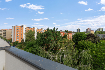 výhled z terasy - Pronájem bytu 2+1 v osobním vlastnictví 50 m², Praha 10 - Strašnice