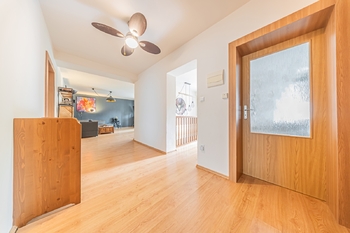chodba v patře - Prodej domu 190 m², Braškov