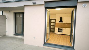 Pohled z terasy a předzahrádky - Pronájem bytu 2+kk v osobním vlastnictví 42 m², Brandýs nad Labem-Stará Boleslav