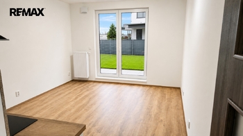 Vstup na terasu a předzahrádku z obývací místnosti - Pronájem bytu 2+kk v osobním vlastnictví 42 m², Brandýs nad Labem-Stará Boleslav