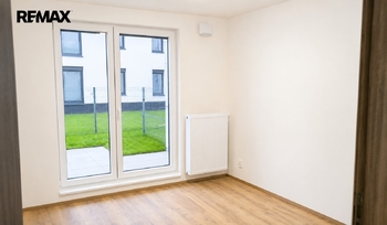 Vstup na terasu a předzahrádku z pokoje/ložnice - Pronájem bytu 2+kk v osobním vlastnictví 42 m², Brandýs nad Labem-Stará Boleslav