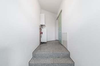 Zadní vchod, byt č. 1, chodba - Prodej domu 250 m², Kasejovice