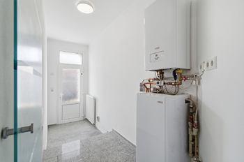 Zadní vchod, byt č. 1, chodba - Prodej domu 250 m², Kasejovice