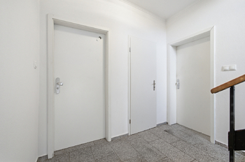 Chodba domu, vstup do bytů - Prodej domu 250 m², Kasejovice