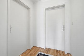 Chodba domu, vstup do bytů - Prodej domu 250 m², Kasejovice