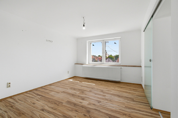Obývací pokoj byt č. 4, patro - Prodej domu 250 m², Kasejovice