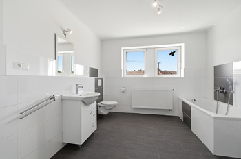 Koupelna byt č. 3, patro - Prodej domu 250 m², Kasejovice